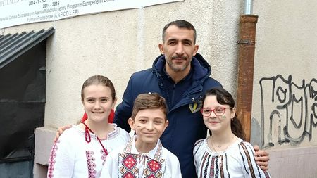 Mehmet Topal, idol la Ploiești. Ce i-au cerut copiii de la o școală pe care a vizitat-o, unde a primit un cadou inedit. FOTO