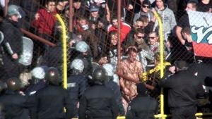 Umilit în fața unui întreg stadion. Tratamentul la care a fost supus un fan al lui Levski care a vrut să vadă un meci din sectorul celor de la ȚSKA! Video