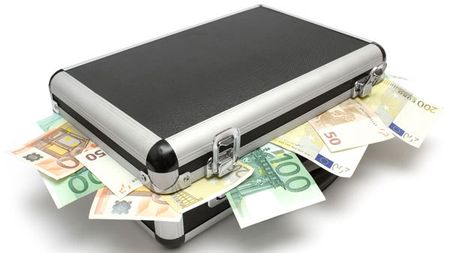 Cum se trimite legal o "valiză" în Liga I:** "Se cumpără de la acea echipă un jucător care nu e valoros! Dacă pierde, transferul pică"