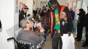 SUPER FOTO** N'Doye a împărțit mărțișoare și...bărbaților! VEZI ce reacții a stârnit:)