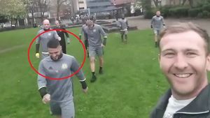 "Când te plimbi prin parc și jucătorii lui Anderlecht..." VIDEO | Cum au fost surprinși Chipciu și Stanciu în Manchester, înainte de meciul cu United
