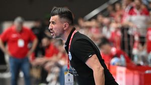 George Buricea, suspendat după ce a lovit un jucător în timpul meciului. Ce decizia a luat clubul unde e legitimat antrenorul