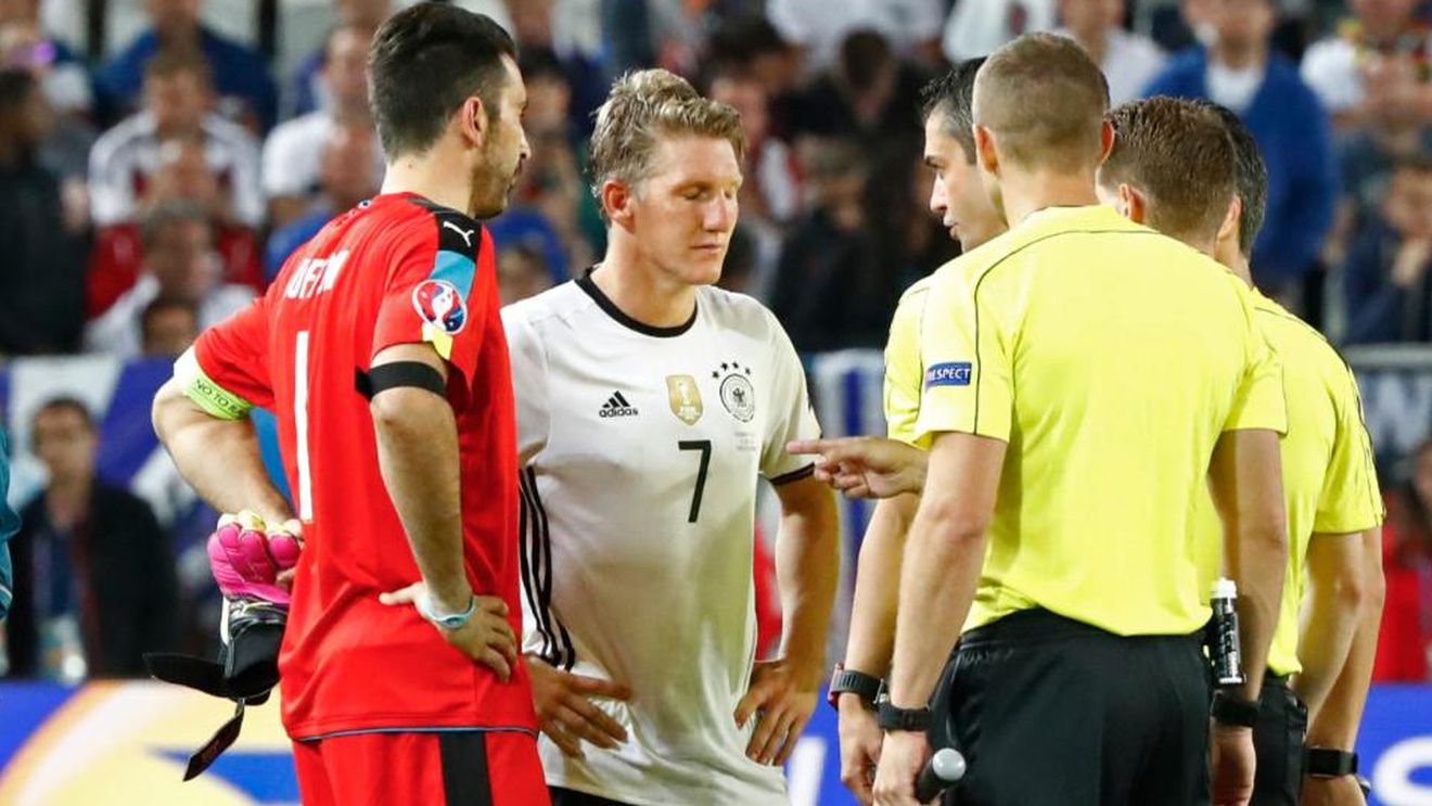 "Serios? Acolo vrei să tragi?" Dialog incredibil între Schweinsteiger, Buffon și arbitrul Kassai, înaintea penalty-urilor. VIDEO | Momentul care nu s-a văzut la TV