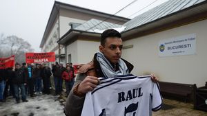 Cazul lui "Thierry Henry" de România a scos lumea în stradă. A ieșit chiar și Miron Cozma. Proteste în fața sediului AMFB