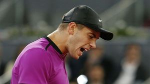 Borna Coric este omul zilei în tenis: l-a bătut în două seturi pe Andy Murray. Liderul mondial spune "La revedere" turneului de la Madrid încă din optimi