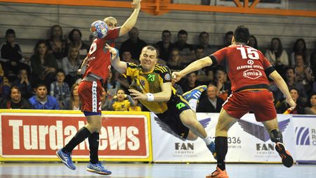 VIDEO | Ce nu s-a spus despre meciul Turda - Dinamo. Președintele gazdelor i-a smuls arbitrului cartonașul roșu din mână, iar Turda a terminat partida cu un om în plus pe teren!