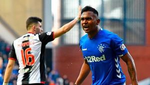 Patru penalty-uri făcute "cadou" de St. Mirren! Meci de coșmar pentru Mihai Popescu și Laurențiu Corbu în Scoția! Rangers a câștigat cu 4-0, într-un meci cum rar se vede