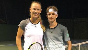 I-a moștenit talentul, dar a ales alt sport. Fiul lui David Beckham a provocat-o pe Wozniacki la un meci de tenis | VIDEO