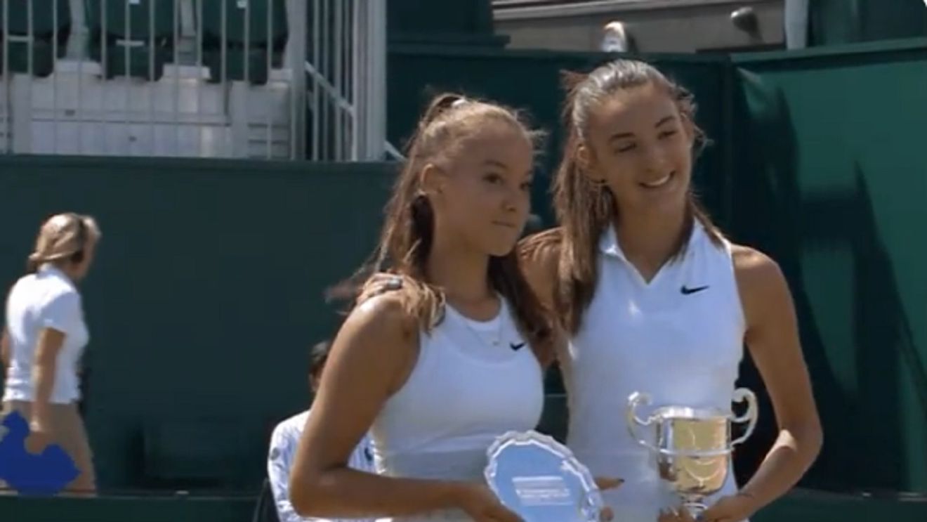 Cum s-a încheiat finala românească de la Wimbledon U14: Alexia Tatu, câștigătoarea trofeului! Imagini superbe cu puștoaicele de aur ale tenisului românesc pe iarba londoneză | FOTO & VIDEO