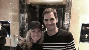  Halep le-a dat o "temă" fanilor. Ce scrie pe bluza purtată de Simona în poza cu marele Federer :)