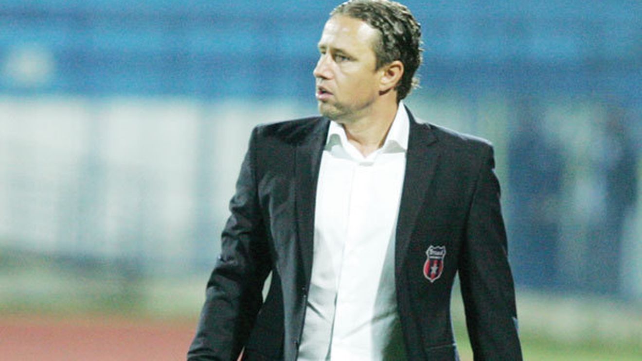 Reghecampf anunță acțiuni dure împotriva lui Dinu: "Nu voi pune batista pe țambal!"** "Nașul" Gigi, scut contra contestatarilor. Ce discuție a purtat tehnicianul cu patronul