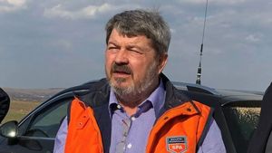 Românul care se bate cu oligarhul Rinat Ahmetov pentru combinatul din Galați a dat un nou tun după ce a semnat contracte de 2 miliarde de euro cu Compania Națională de Investiții Rutiere