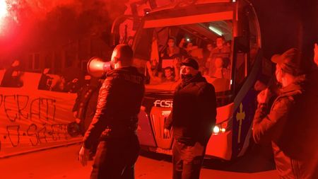 Fanii FCSB, atmosferă incendiară la plecarea autocarului! Cum au fost întâmpinate vedetele lui Gigi Becali înaintea derby-ului cu Dinamo! FOTO & VIDEO