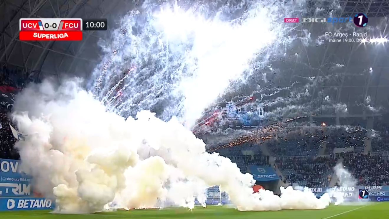Meciul dintre Universitatea Craiova și FC U Craiova a fost întrerupt din cauza ultrașilor! Arbitrul a trimis echipele la cabine, după ce a oprit partida de trei ori