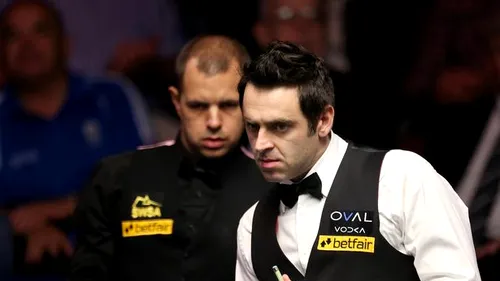 Rachetă pe lângă Hawkins. O'Sullivan s-a calificat în a treia finală consecutivă la Campionatul Mondial de snooker. Selby îl ține în șah pe Robertson în a doua semifinală