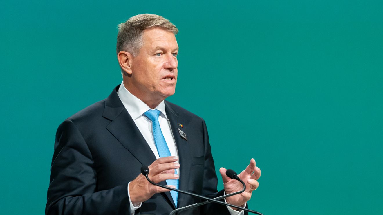 Klaus Iohannis a fost șeful unui club de fotbal, care a vrut să promoveze în Liga 1! Au trecut douăzeci de ani de la povestea știută de puțini despre președintele României, care a plecat scârbit din sportul condus de Mircea Sandu și Mitică Dragomir