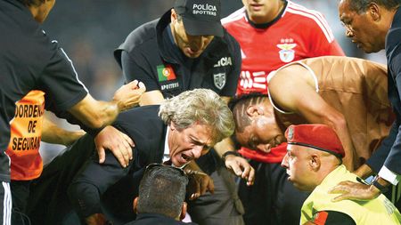Antrenorul, paznic la suporteri! Jorge Jesus s-a luptat cu forțele de ordine ca să îl salveze pe un ultras al Benficăi