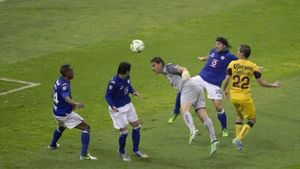 Seară istorică pentru fosta echipă a lui Ilie Dumitrescu. În minutul 90 scorul era 0-1 și America evolua în "10", dar a întors rezultatul