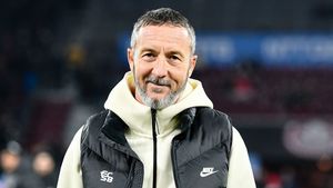 Meme Stoica şi-a făcut tricou cu un mesaj ironic pentru Cristi Borcea! Ce mesaj a scris oficialul FCSB