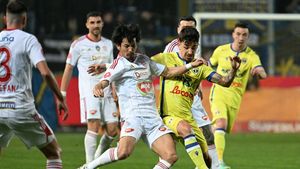 „Jucătorii au plecat din antrenament”. Ultraşii clubului din Superliga au intrat peste fotbalişti şi au cerut ca unul dintre ei să fie dat afară