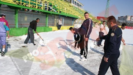 FOTO EXCLUSIV** Deținuții deszăpezesc pentru meciul Stelei de la Mioveni