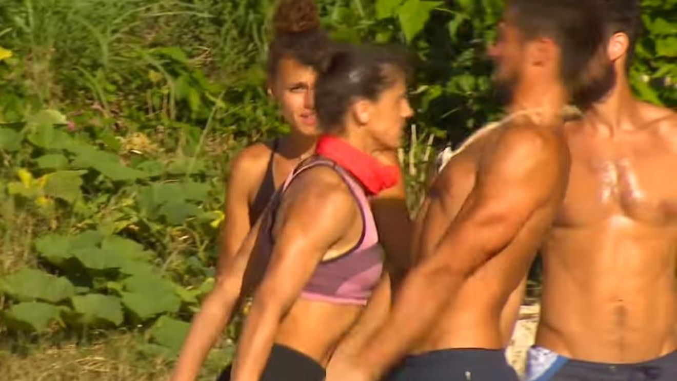 Imagini șocante! O luptătoare de MMA i-a spart nasul unui alt concurent dintr-o emisiune TV | VIDEO