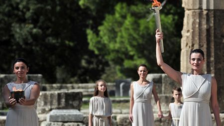 Flacăra olimpică a fost aprinsă la Olimpia!** Lumina sacră i-a fost înmânată primului alergător