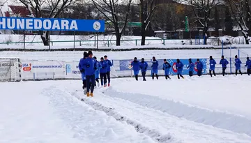 Reunire printre nămeți a Corvinului, cu doar 22 de jucători! Florin Maxim își dorește cel puțin două achiziții: ”Sunt foarte mulţumit de cum au arătat băieţii în sezonul de toamnă”