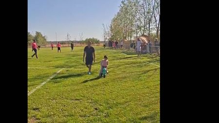 Imagini ireale din România. O femeie a oprit un meci de fotbal la Liga 3 după ce şi-a trimis copilul de 5 ani cu trotineta pe teren: ce a deranjat-o!