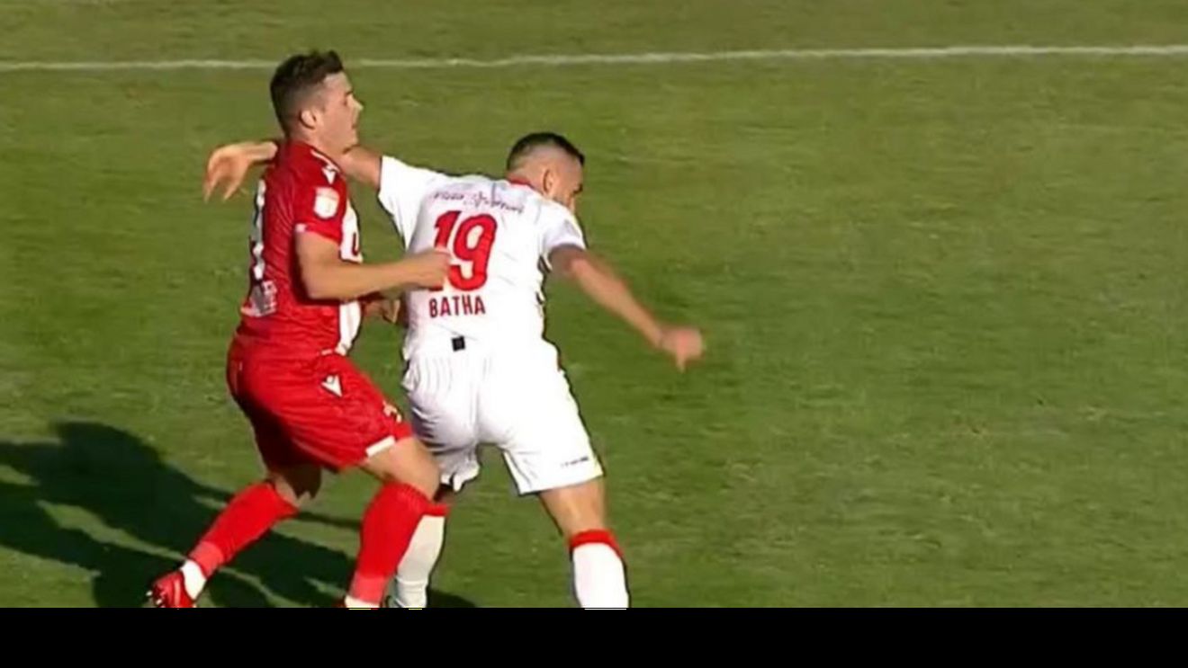 Greșeală de arbitraj la Dinamo - UTA Arad. Batha, eliminat prea ușor de Marian Barbu. „O prostie! Se ține de față, însă l-a lovit în gât!” | FOTO