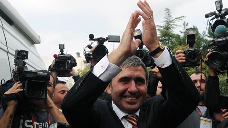 „Ai 500.000 de dolari în geantă, în biroul meu”. Toate sumele fabuloase pe care Gică Hagi le-a primit de la bașkanii turci: „I-au dat 3 milioane pentru cupa UEFA”