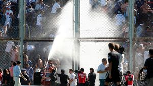 VIDEO ȘOC** Velez - San Lorenzo, suspendat după ce fanii s-au luat la bătaie și au încercat să pătrundă pe gazon! Un suporter a murit!