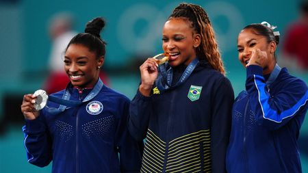 A „furat” medalia româncei, dar americanca Jordan Chiles nu a avut nicio remușcare. A făcut un gest despre care vorbește toată lumea, alături de Simone Biles, la festivitatea de premiere