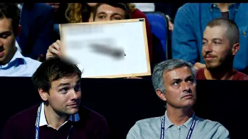 Mourinho a ajuns de râsul Angliei, după dezastrul prin care trece Chelsea. FOTO | Mesajul afișat de fanul din imagine