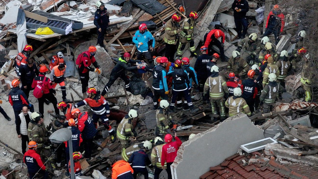 Panică la Istanbul înainte de Turcia - România după ce două clădiri s-au prăbușit în urma unei explozii