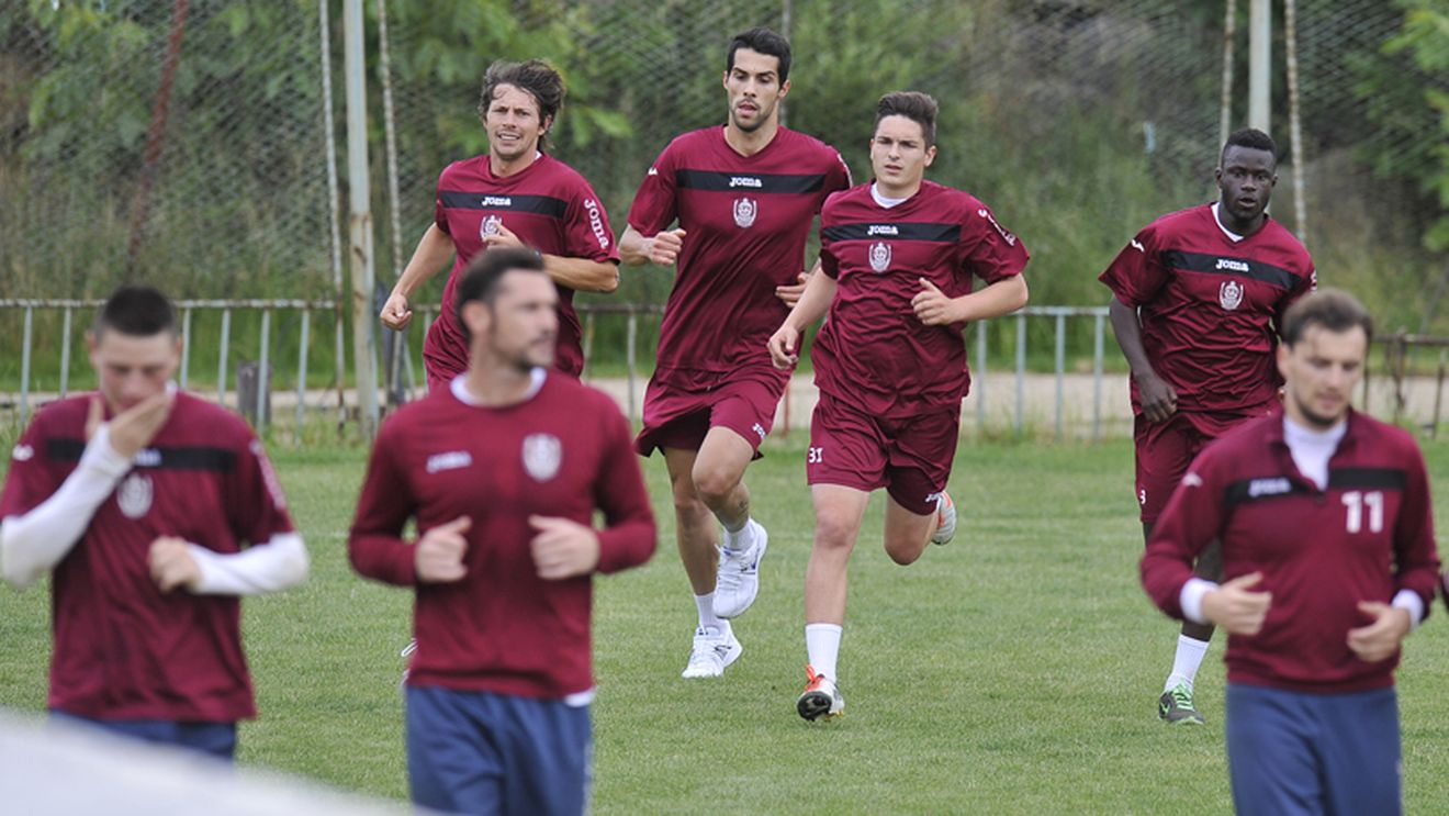 Grevă la CFR. Jucătorii s-au săturat să mai aștepte banii: "Nu ne mai antrenăm". Mureșan le-a transmis să "aibă răbdare", fotbaliștii nu au mai ieșit pe teren. Reacția lui Miriuță