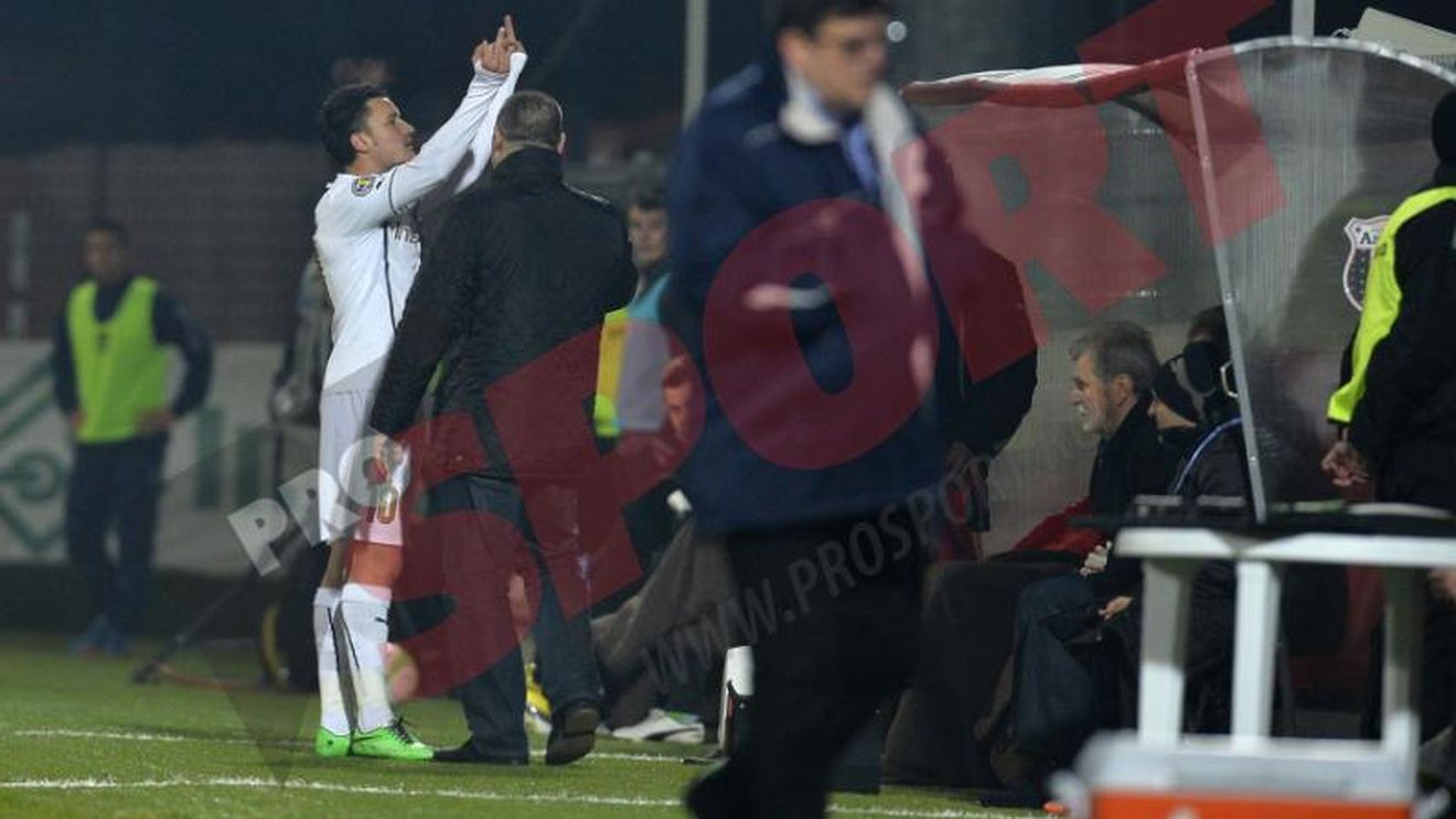 Budescu le-a arătat semne obscene spectatorilor în momentul schimbării. Ioan Niculae: "Nu va mai face parte din lot"