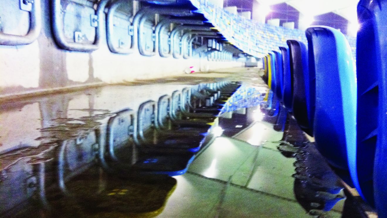 SINGURUL stadion ELITE pe care fanii stau în ploaie!** Motivul e IREAL: 'acoperișul nu e plătit!' Cât ne costă să-l "deblocăm"