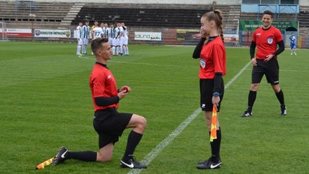 Nimic nu e imposibil în fotbalul românesc: cerere în căsătorie inedită la Oradea. Protagoniști au fost tușierii! | VIDEO
