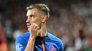 Gigi Becali a acceptat să ia 5.250.000 de euro pentru Darius Olaru. A dezvăluit salariul uriaş pe care ruşii i-l oferă, dar neimpresionant pentru patronul FCSB: "Nu cred că e idiot să meargă acolo, că îi fac eu 700.000 de euro aici"