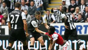 VIDEO Gervinho, debut ratat la Arsenal!** Cum l-a păcălit scandalagiul Joey Barton să ia "roșu" la primul meci în tricoul "tunarilor"