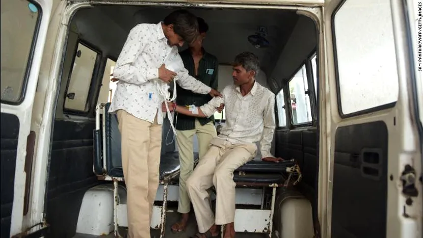 Zeci de oameni au murit după ce au consumat alcool de contrabandă în vestul Indiei