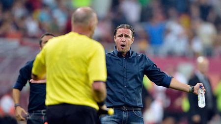 Mesajul arbitrului către Reghe în secunda marcării golului: "It's over!"** Antrenorul Stelei a încremenit: "It's not over!!!" Cel mai amuzant moment de la derby :)