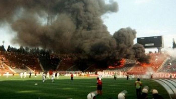 26 de ani de când galeria lui Dinamo a incendiat peluza oaspete de pe vechiul stadion din Ghencea. Mărturii de la fața locului din partea a doi dintre protagoniștii acelei partide. „Simțeam căldură foarte mare din spatele porții!”. Amintiri cu fuga lui Cornel Țălnar spre Valeriu Argăseală, tușier în derby-ul respectiv | EXCLUSIV