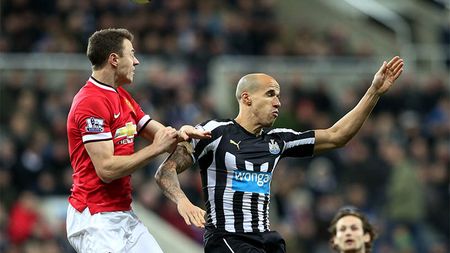 Suspendări dure pentru Evans și Cisse, după ce s-au scuipat reciproc