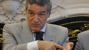 Becali către Băcilă: "Dacă nu îți prelungești contractul cu Pandurii, vii la Steaua"** Răspunsul fotbalistului l-a "uns" pe suflet
