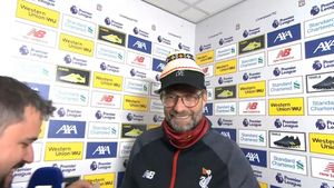 Moment inedit după Liverpool - Manchester City 3-1. VIDEO | Jurgen Klopp a primit o pălărie tradițională din Maramureș: "Cum spun 'mulțumesc' în română?"