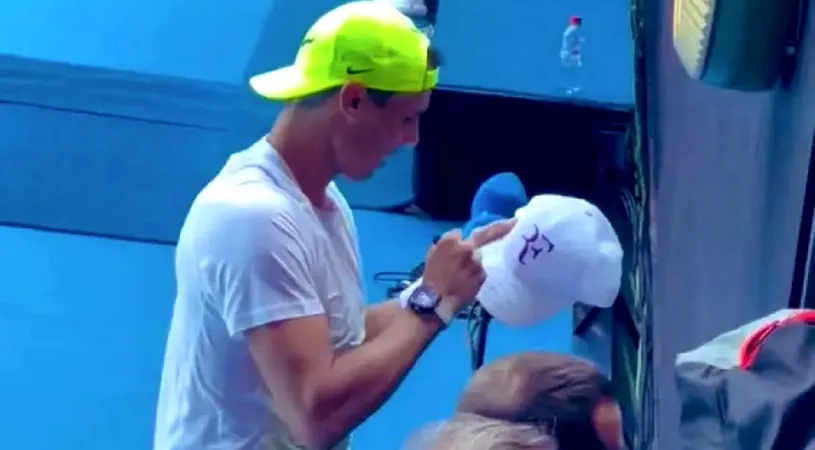 Cum a reacționat Rafael Nadal când i s-a cerut autograf pe o șapcă marca Roger Federer! Spaniolul, pus în fața unei situații neașteptate înainte de Australian Open | FOTO