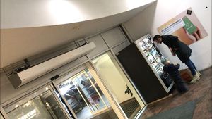 Adrian Mutu, un tată grijuliu! "Briliantul" și fiul său Tiago, la plimbare în mall | FOTO