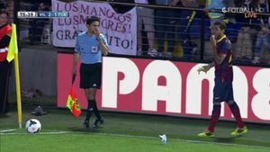 Dani Alves regretă că suporterul care a aruncat o banană spre el și-a pierdut locul de muncă